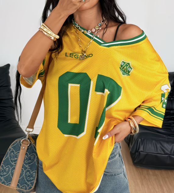 mulher usando Camiseta Brasil Oversized Estilo Streetwear