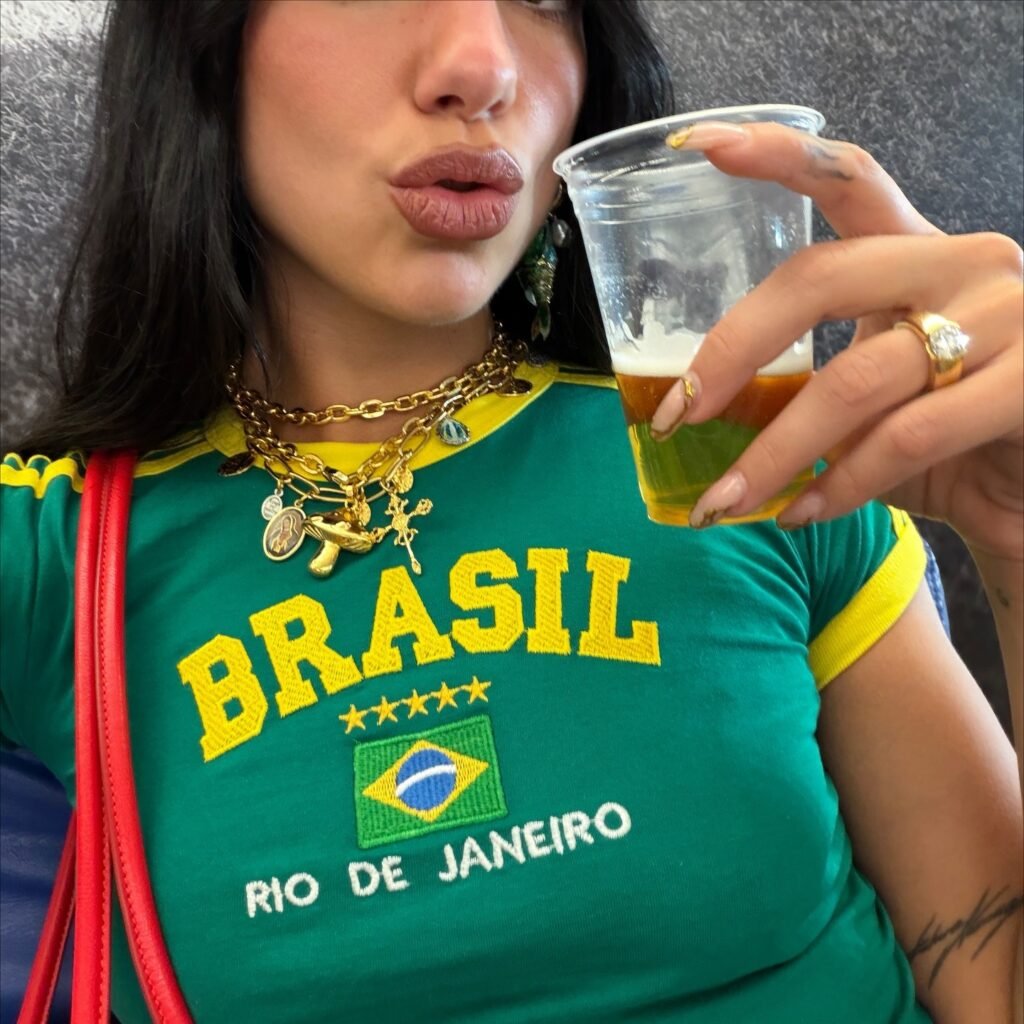 Dua Lipa surgiu usando a baby look do Brasil verde retrô, escrita Rio de Janiero 