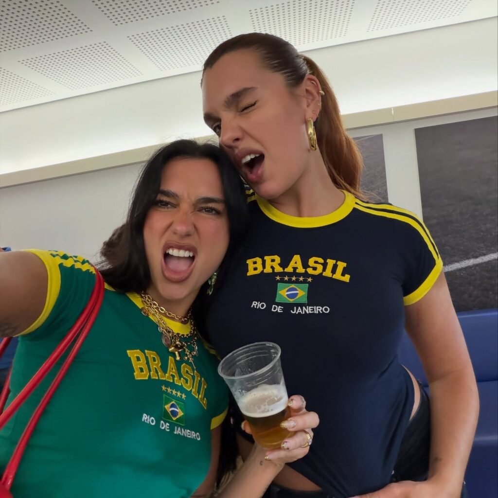 imagens do instagram ( cantora Dua Lipa usando camisa baby look do Brasil)