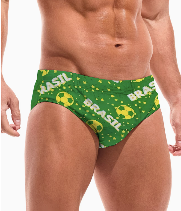 homem usando sunga do brasil cor verde com estampas de bola da copa