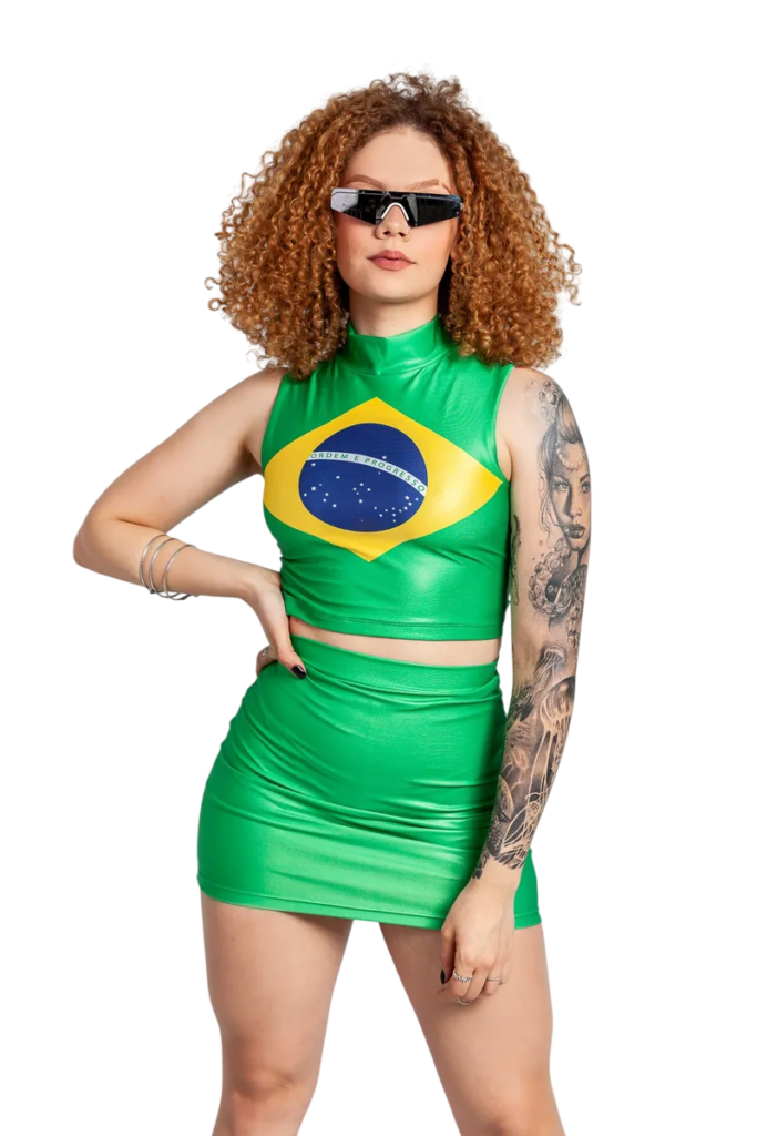 mulher usando Croppeds verde  Regata Gola Alta com bandeira do brasil 