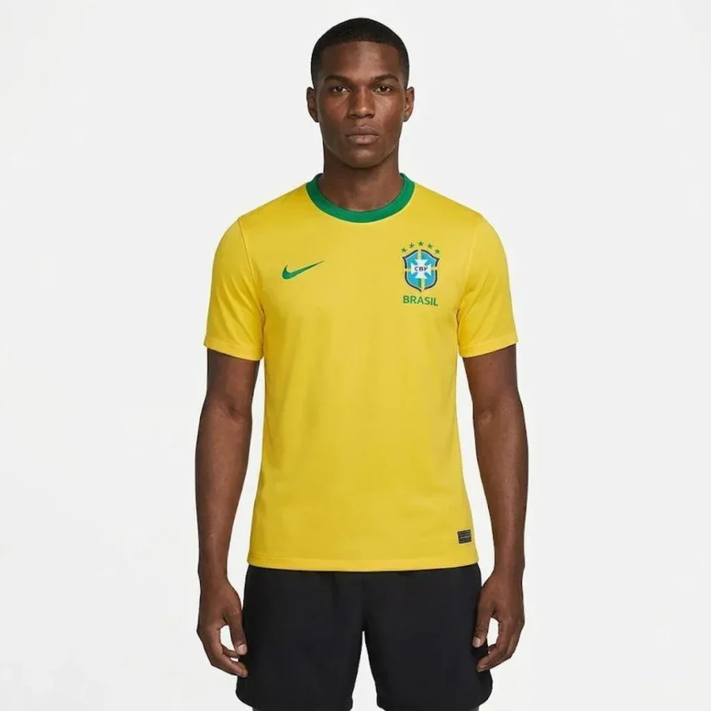 Homem negro usando Camisa Brasil Nike  2026/27  Fã Masculina  Produto Original 