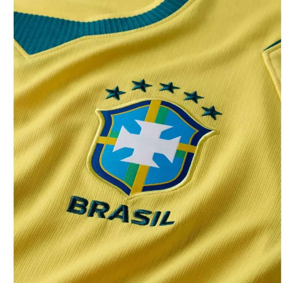 brasão da  Camisa Brasil Nike Torcedor Masculina  Amarelo e Verde 