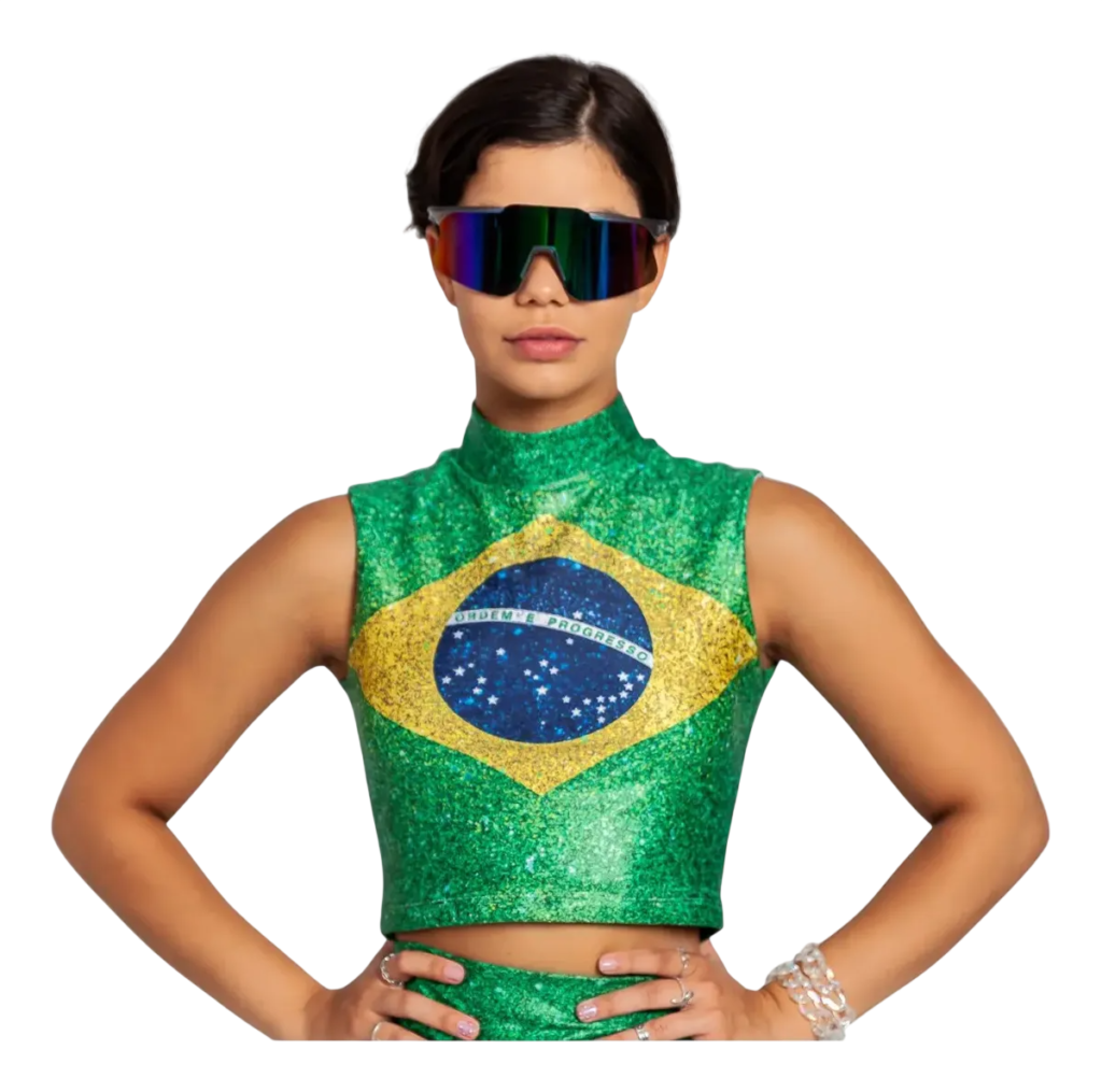 mulher usando Croppeds Regata  verde com Gola Alta com bandeira do brasil 