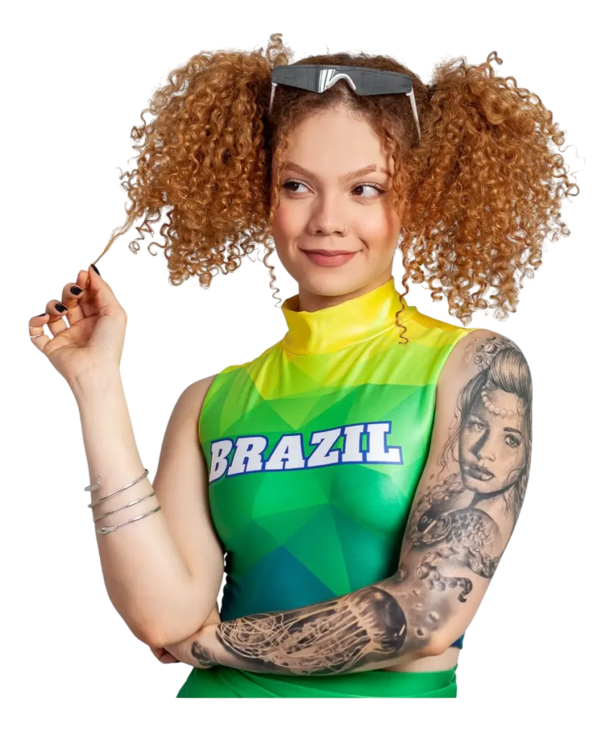 mulher usando Croppeds Regata Gola Alta com bandeira do brasil bicolor