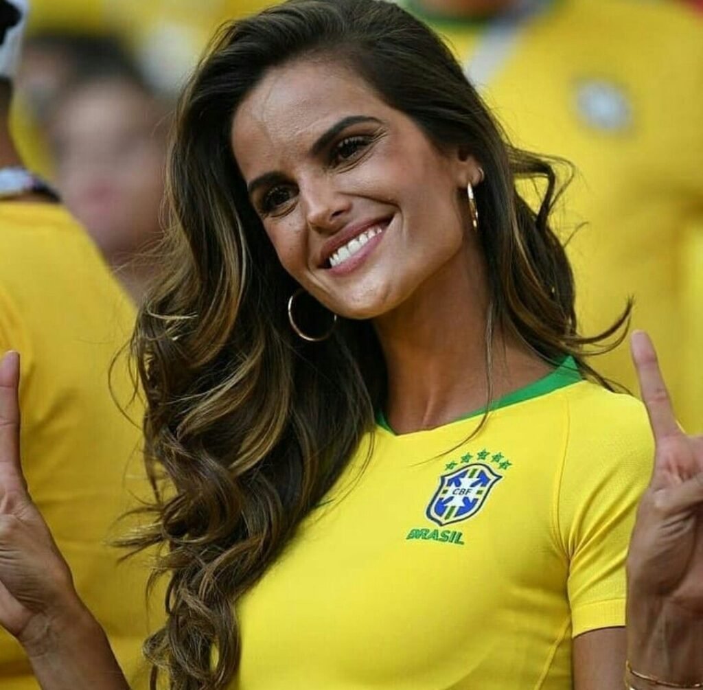 Izabel Goulart com camisa do brasil na copa
