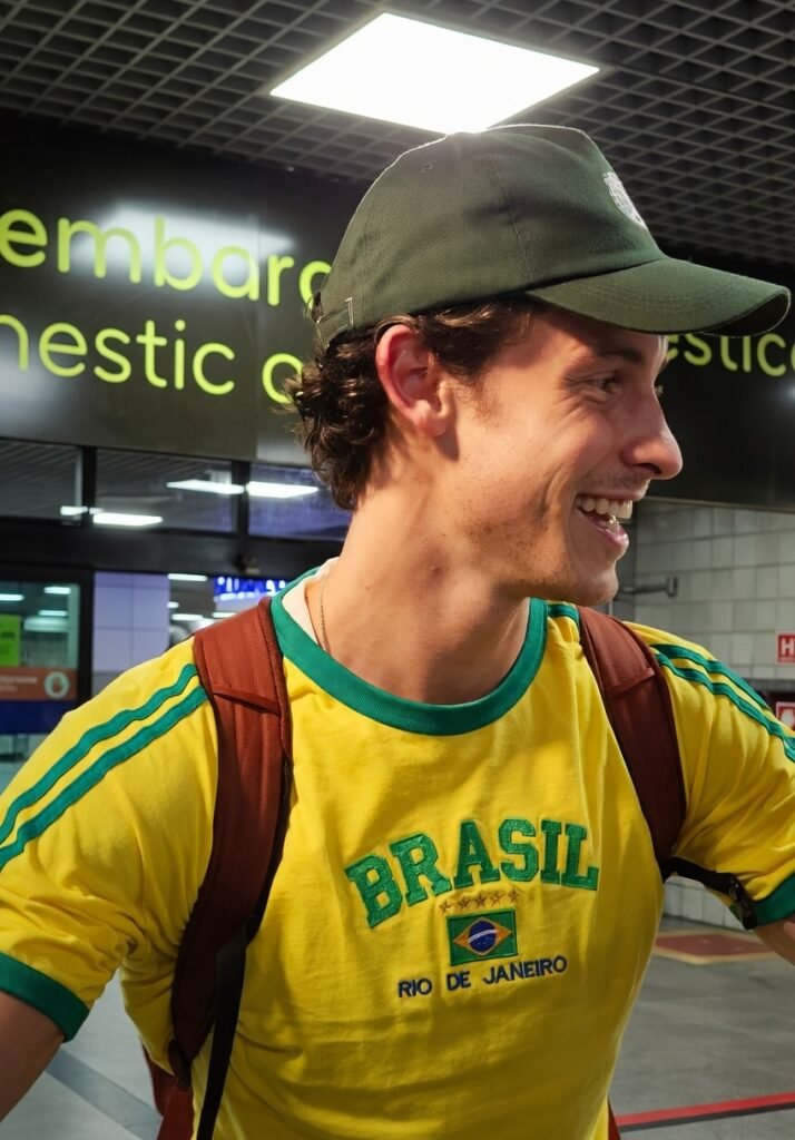 Shawn Mendes com
camisa retrô  Sdo Brasil Amarela 