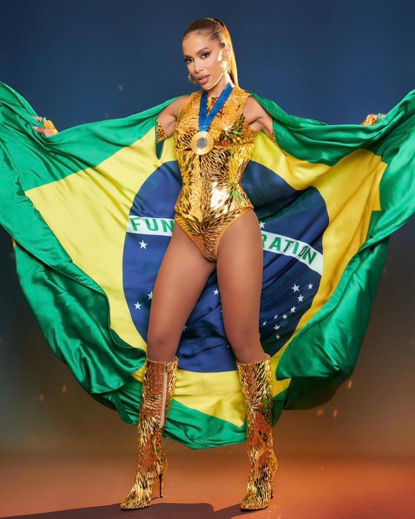 A cantora  Anitta  Vestida amarelo e com bandeira do Brasil Gigantes, no Rio traz homenagem a Rebeca Andrade e à ginástica artística,

