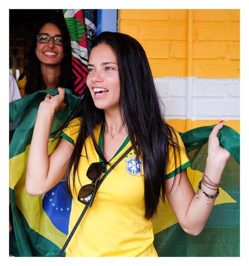 Adriana Lima usando blusa na copa do brasil