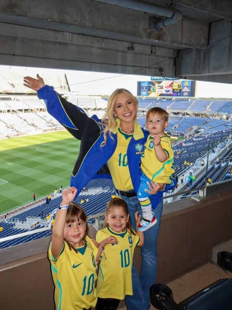 Virginia Fonseca e seus tres filhos usando camisas da seleção do Brasil. 