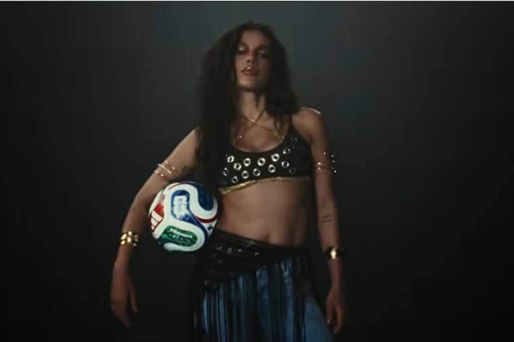 cantora anitta segurando a CLlPE DE “GOALS” VIRALIZA COM BOLA TRIONDA E VISUAL CINEMATOGRÁFICO