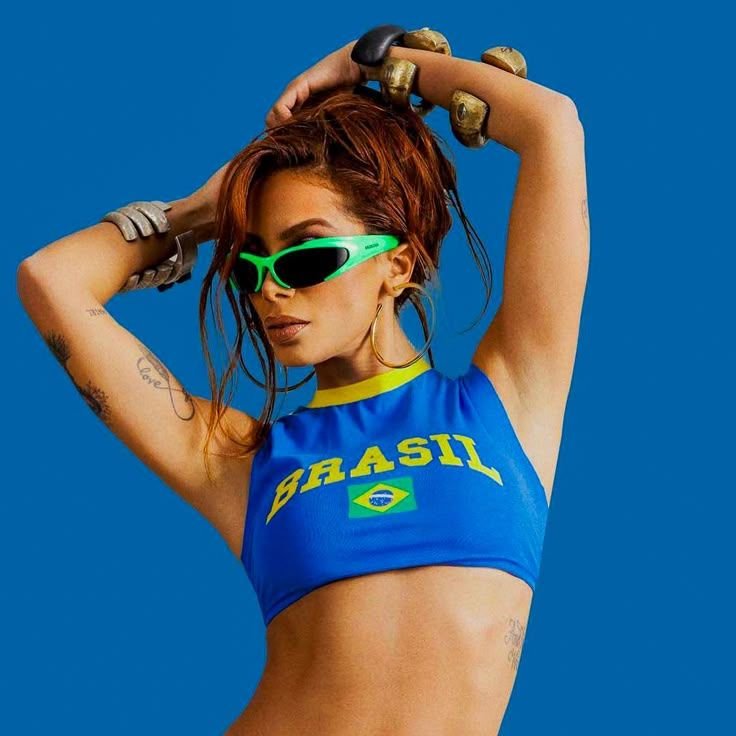 Cantora Anitta Cropped Azul "Brasil" + Óculos Verde Neon + Argola Dourada