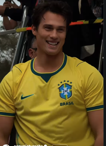 camisa retrô Brasil masculina, camisa Brasil estilo streetwear, camisa amarela Seleção Brasileira, look Nicholas Galitzine Brasil, camisa Brasil viral 2026,